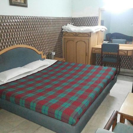 Hotel Saurab Деградун Екстер'єр фото