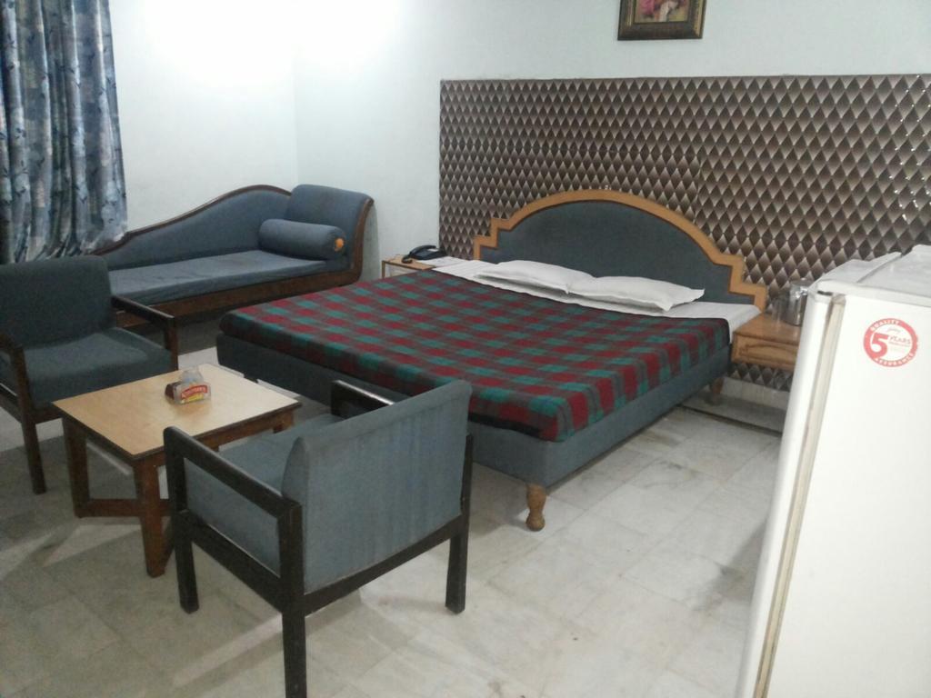 Hotel Saurab Деградун Екстер'єр фото