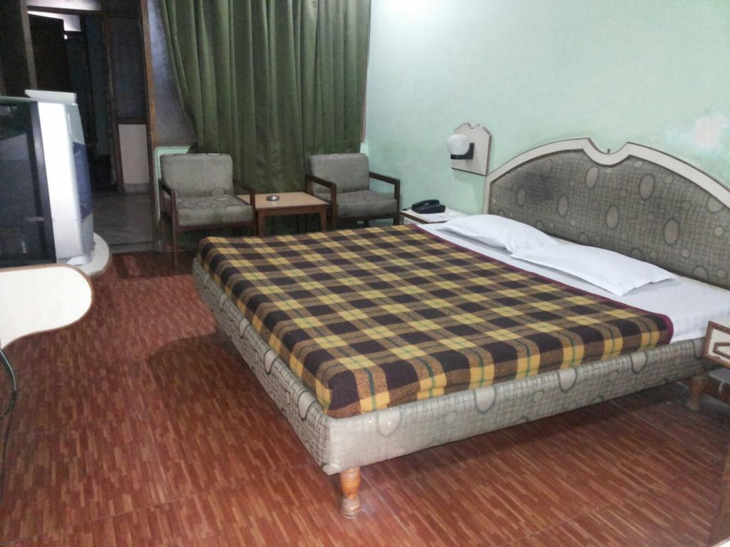Hotel Saurab Деградун Екстер'єр фото